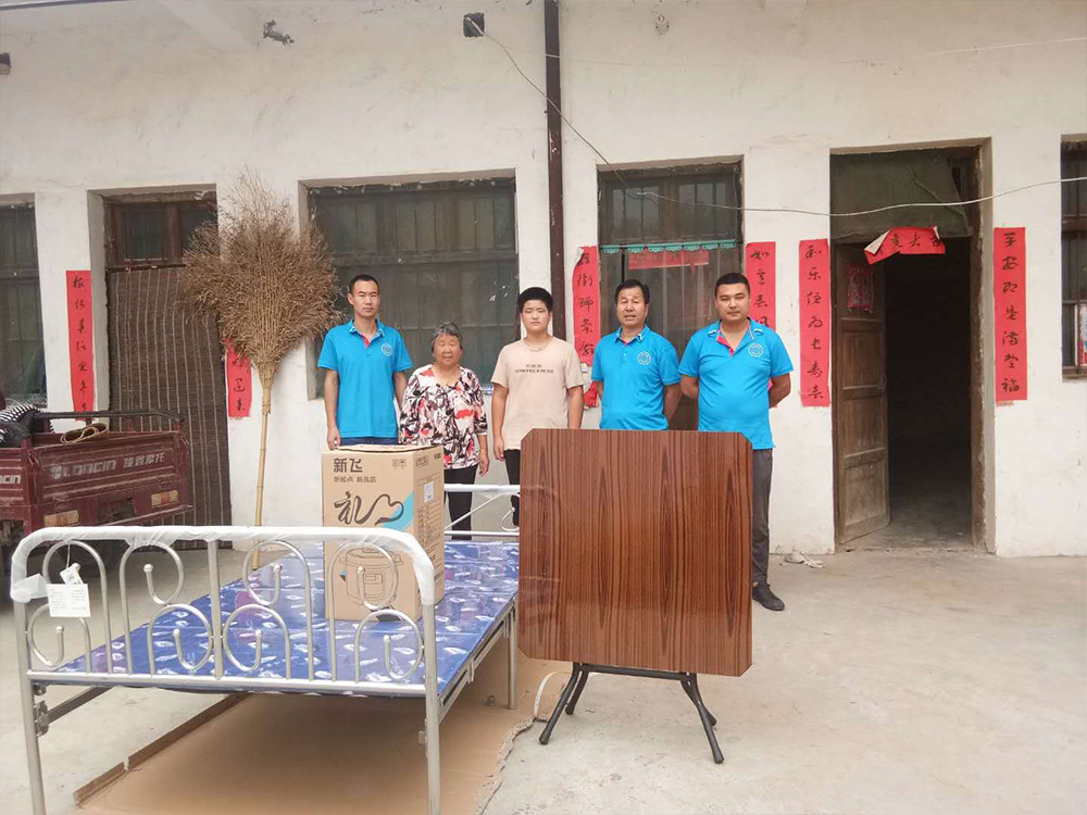 幫扶康店鎮(zhèn)裴峪村貧困戶(hù)王炎利